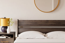 Load image into Gallery viewer, Calverson Full Platform Bed with 2 Nightstands
