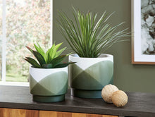 Load image into Gallery viewer, Ardenridge Planter Set (2/CN)
